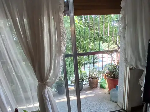 Dpto. 4 amb. con dependencia. Reciclado a nuevo. Al frente, con balcón corrido. Orientación Norte. Cochera fija