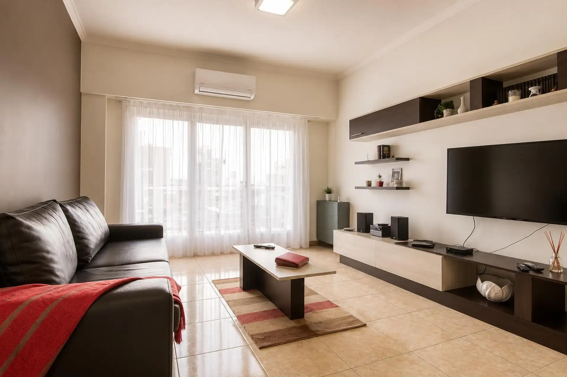 Departamento de 3 ambientes con dependencia en Centro