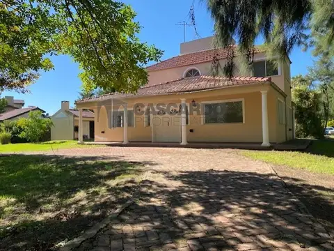 Casa de 4 ambientes en Barrio El Lauquen Club de Campo en San Vicente.
