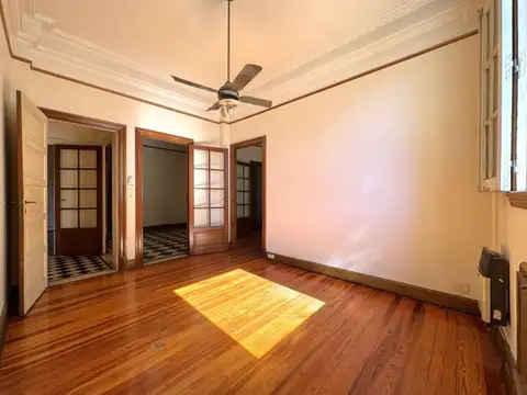 Venta Depto. Semipiso 4 Amb c/Dependencia - Flores
