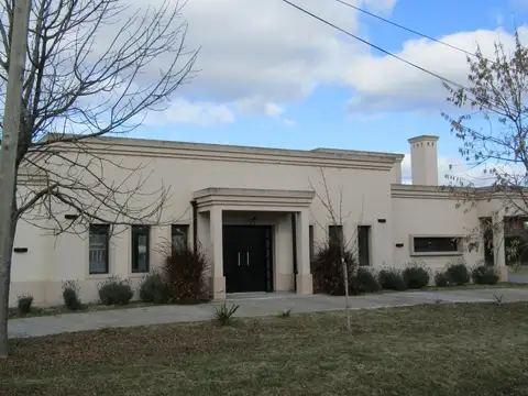 Casa 6 ambientes con 2 baños