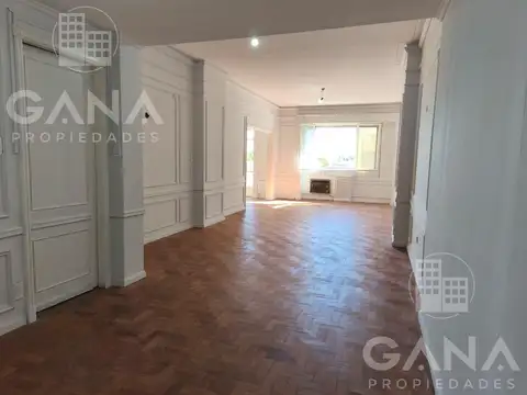 Departamento en Venta de 3 Dormitorios  Apto Crédito Hipotecario en Edificio Señorial