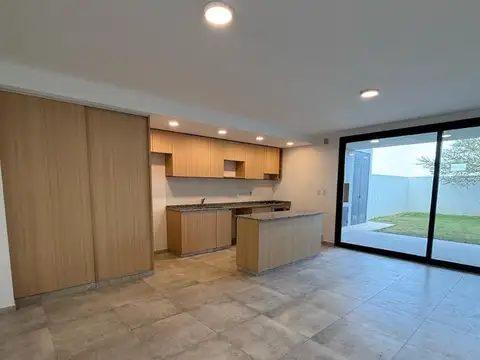 Casa en venta 3 dormitorios 3 baños con patio parrilla seguridad 24 hs