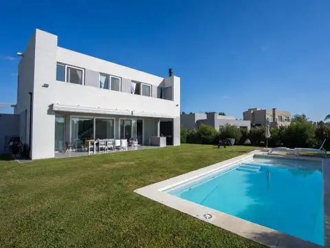 CASA 5 AMBIENTES. BARRIO SANTA INÉS . PILETA . JARDIN . COCHERAS