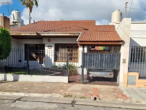 Casa con fondo, pileta y quincho en Berazategui APTA CREDITO