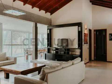 Casa en Venta con 3 cocheras
