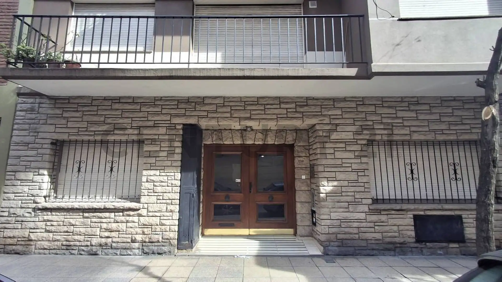Venta departamento 3 ambientes a la calle c/balcón