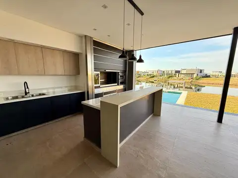 Casa en  VENTA, 8 ambientes, 5 dormitorios, con muelle, Puertos Costas, Escobar