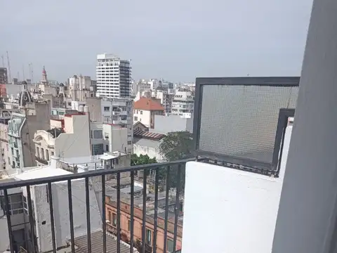ALQ. DOS AMBIENTES EN DUPLEX. SUPER LUMINOSO. AL FRENTE CON BALCÓN Y COCHERA