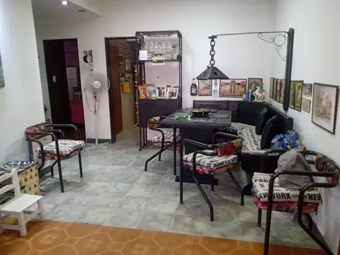 A 6 c/ de Av Maipú. 3 amb  en PB- Sin expensas. Mariano  Pelliza esquina Caseros.