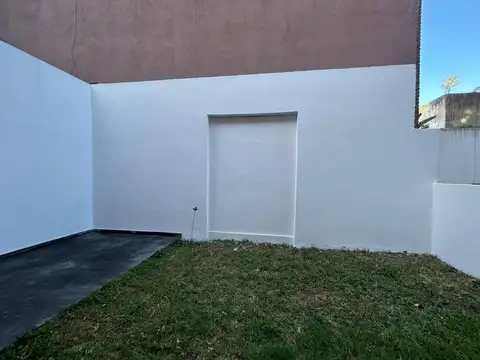 2 amb con amplio jardín propio en San Isidro– Apto profesion