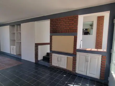 Casa en Alquiler con 1 cochera