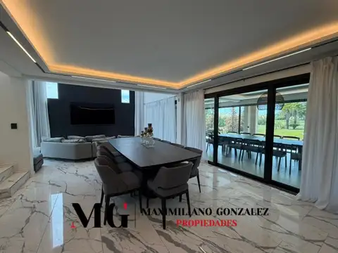 Casa en Venta con 3 cocheras