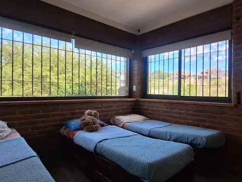 Casa en Alquiler con 2 cocheras