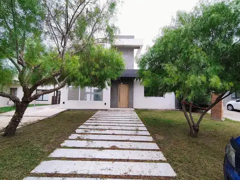 Casa 2 plantas  Barrio Santa Elena, Pilar del Este