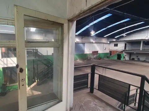 Amplísimo Galpón 10 mts  altura- con Oficinas - Varios Destinos