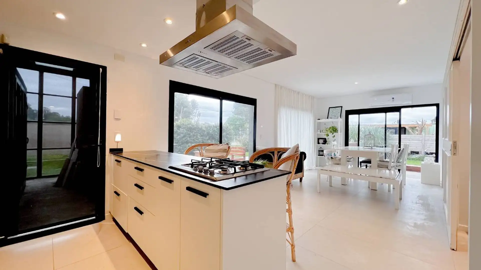 VENTA CASA 5 AMBIENTES + MONOAMB. LOS ACANTILADOS