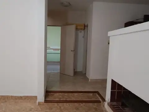 Casa 8 ambientes con 2 baños
