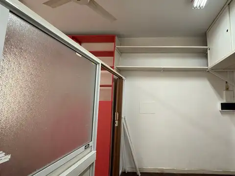 Oficina  de 19,66 m2 Dividida Aire acondicionado ventilador de techo MUY BUEN ESTADO
