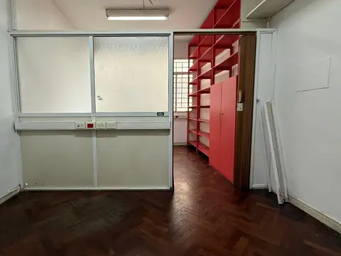 Oficina  de 19,66 m2 dividida aire acondicionado ventilador de techo muy buen estado