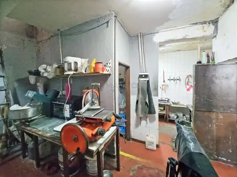 Venta Local a la Calle con Vivienda a refaccionar en Balvanera