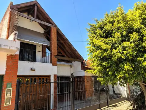 VENTA DIRECTA!!!!!    EXCELENTE CHALET DE 4 AMBIENTES CON FONDO Y GARAGE 