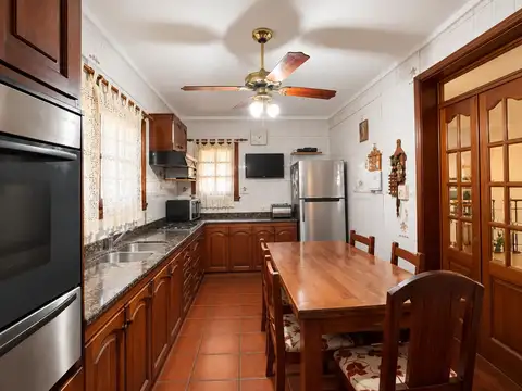 Casa 5 ambientes con 2 baños