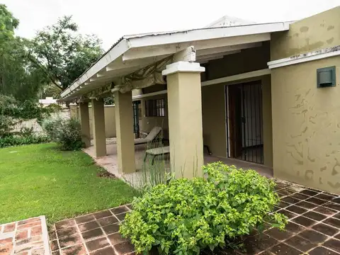 Casa 9 ambientes con 4 baños