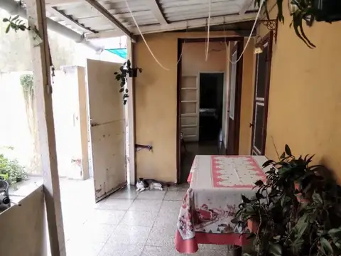 Casa con dos locales en lote de 8,66 x 50!