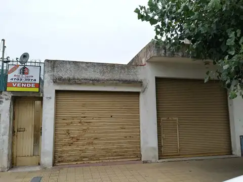 Casa con dos locales en lote de 8,66 x 50!