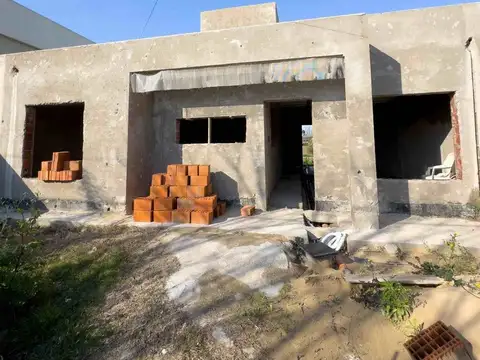 TERRENO CON CASA EN CONSTRUCCIÓN - ANGEL GALLARDO