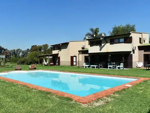 Casa en Venta con 3 cocheras