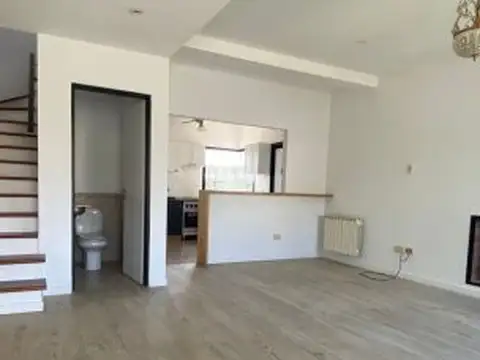 Casa en Alquiler con 2 cocheras