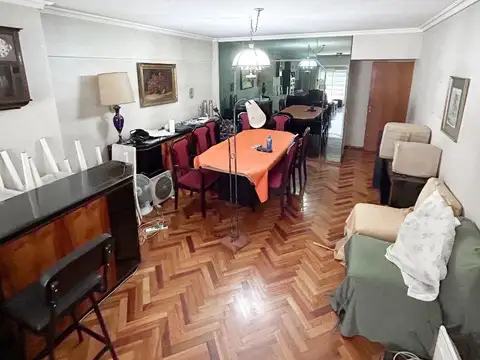 Departamento 4 Ambientes con Cochera y balcon al frente.
