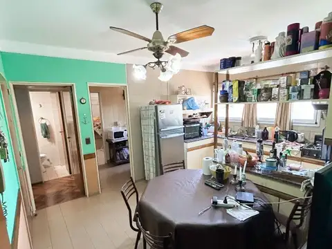 Departamento 4 Ambientes con Cochera y balcon al frente.