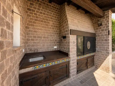 Casa 5 ambientes con 2 baños