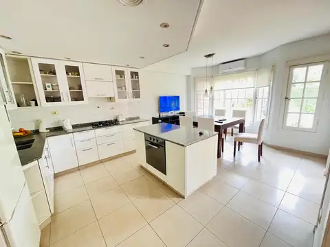 CASA 6 AMBIENTES CON DEPENDENCIA