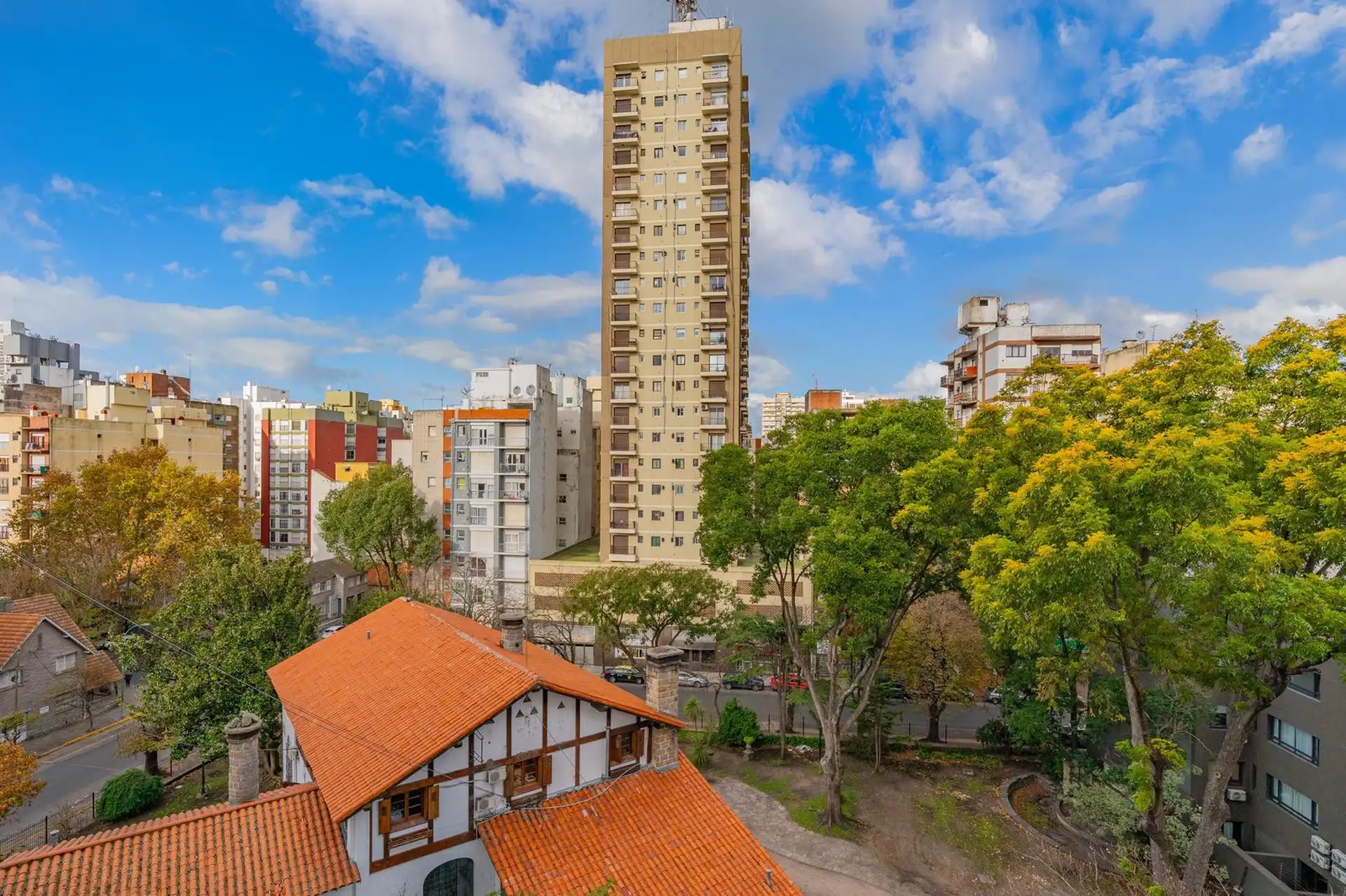 Depto 2 amb, 48m² con balcón y vista abierta — Centro