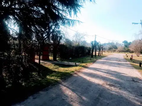 Los Robles e/ Los Gladiolos y Las Rosas