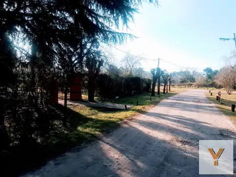 Los Robles e/ Los Gladiolos y Las Rosas