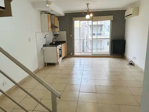 ALQUILER - Departamento DUPLEX con doble balcón al frente Pichincha/Lourdes