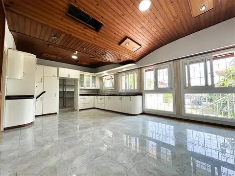 Casa en Venta con 5 cocheras