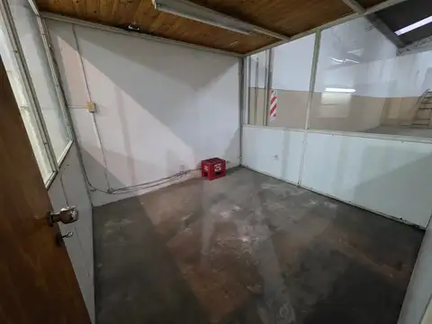 Lomas del Mirador (Dorrego 74) - Galpón/Depósito + Departamento 4 ambientes en  planta alta.