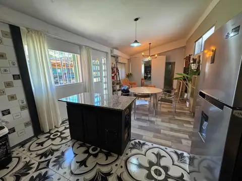 CASA CON PILETA EN DOBLE TERRENO BAIGORRIA LADO RIO