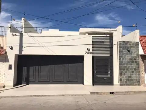 EN VENTA CASA DE CATEGORIA 4 Dorm. B° CENTENARIO.