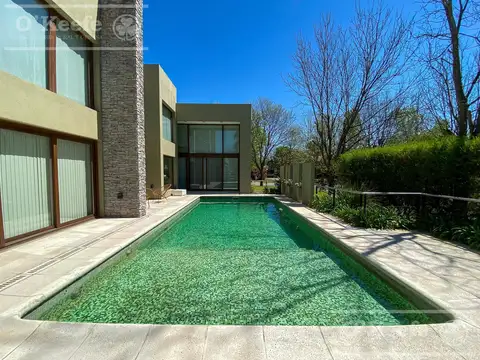 Casa en Venta en Abril Club De Campo, USD 1.200.000
