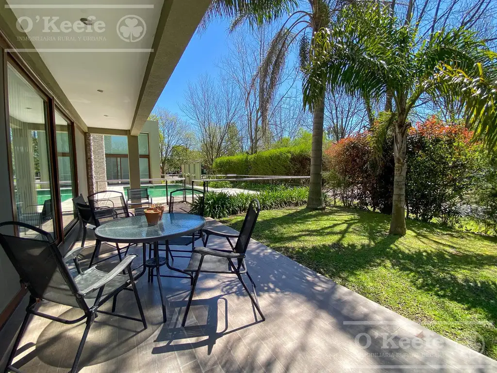 Casa - 319  m² Cubierta | 4 dormitorios | 12 años | 3 baños | 10 ambientes | 6 cocheras