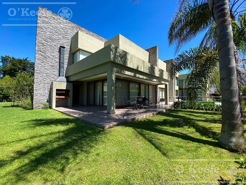 Casa en Venta - 4 dormitorios - USD 1.200.000