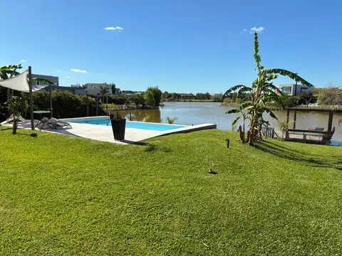 Casa en Alquiler con 4 cocheras