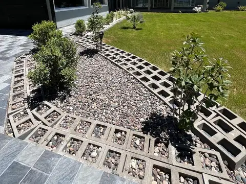 CASA EN VENTA BARRIO LA FALDA CIPOLLETTI